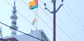 बरेली: मस्जिद पर तिरंगे से ऊपर लहराया इस्लामिक झंडा, इजरायल-हमास युद्ध के बीच मौलाना पर FIR