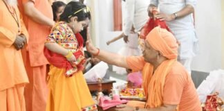 गोरखपुर: CM योगी ने पांव पखार किया कन्या पूजन, कहा- नारी शक्ति का प्रतीक है नवरात्र CM Yogi Adityanath kanya pujan