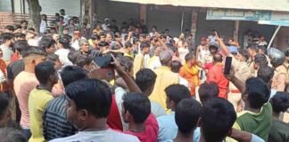 बस्ती: जागरण में मंच पर पहुंची 2 मुस्लिम बहनें, दुर्गा प्रतिमा पर फेंका काला कपड़ा, भरे दरबार में लगाए इस्लामिक और ‘पाकिस्तान जिंदाबाद’ के नारे Basti black cloth Durga idol