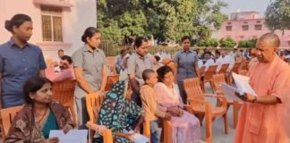 गोरखपुर: CM योगी की अफसरों को दो टूक, बोले- हर फरियादी को समाधान की बताएं तारीख, किसी के साथ नहीं होने देंगे अन्याय Gorakhpur CM Yogi Adityanath