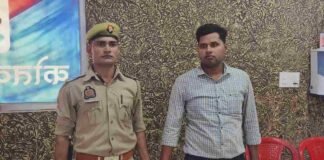 जालौन: एंटी करप्शन टीम ने घूस लेते सिपाही को रंगेहाथ पकड़ा, ओवरलोड ट्रकों को 6 हजार रुपए में पार कराता था बॉर्डर Jalaun constable bribe