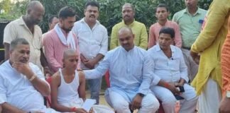 देवरिया: श्राद्ध में सांसद-विधायक से लिपट कर रोने लगा देवेश, कहा- भैया…सब कुछ उजड़ गया, आरोपियों पर कब होगी कार्रवाई Deoria Devesh dubey