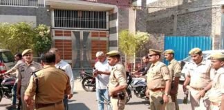 रामपुर: आजम खान के करीबियों की बढ़ी मुश्किलें, इनकम टैक्स विभाग की टीम का ठेकेदारों के घर पर छापा Rampur