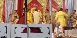 Video: आगरा में रामलीला मंच पर नशे में धुत सिपाही ने मचाया उत्पात, बोला- मैं सीता हरण नहीं होने दूंगा Agra GRP Constable Harishchandra