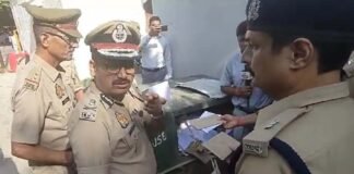 कानपुर: कूड़ेदान में मिले पुलिस ऑफिस के गोपनीय डॉक्टूमेंट्स, पुलिस कमिश्नर ने खुद बाहर निकलवाया, 2 पुलिसकर्मियों पर गिरी गाज Kanpur Police Commissioner