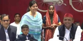 लखनऊ: अखिलेश यादव ने सेलिब्रेट किया खजांची का बर्थडे, बोले- भाजपा ने अमीरों की तिजोरी में भरा गरीबों का पैसा Akhilesh Yadav khajanchi Birthday