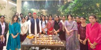 UP: अखिलेश-डिंपल ने डायल 112 की महिला कर्मचारियों को घर बुलाकर मनाई दिवाली, खत्म कराया धरना, कहा- सदन में उठाएंगे आवाज Akhilesh yadav Dial 112