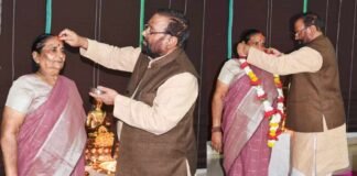 UP: दिवाली पर सपा नेता स्वामी प्रसाद मौर्य ने की पत्नी की पूजा, मां लक्ष्मी पर दिया बेतुका बयान देकर हुए ट्रोल Swami Prasad Maurya
