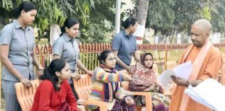 गोरखपुर: जनता दर्शन में CM योगी ने सुनी लोगों की समस्याएं, अफसरों से कहा- निस्तारण में तेजी और गुणवत्ता सुनिश्चित करें Gorakhpur CM Yogi Adityanath