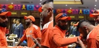 World Cup 2023: सेमीफाइनल में जीत के बाद भावुक हुए भारतीय खिलाड़ी, अश्विन ने चूमा हाथ तो शमी ने कहा- जवाब देकर आया हूं मैं World Cup 2023