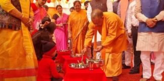 अयोध्या: CM योगी ने ‘हॉट कुक्ड मील योजना’ का किया शुभारंभ, बच्चों को अपने हाथों से परोसा खाना hot cooked meal scheme