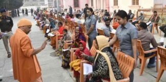 गोरखपुर: CM योगी ने जनता दर्शन में सुनी 300 लोगों की फरियाद, कहा- हर जरूरतमंद को इलाज के लिए मिलेगी भरपूर मदद CM Yogi Adityanath Janta Darshan