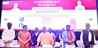 लखनऊ: CM योगी ने निशुल्क रसोई गैस सिलेंडर रिफिल वितरण अभियान का किया शुभारंभ, 1.75 करोड़ परिवारों को होगा फायदा free LPG cylinder refill distribution