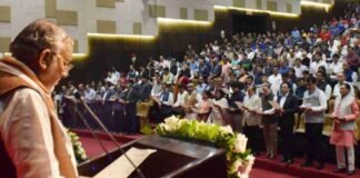 UP: संविधान दिवस पर लोक भवन में हुआ उद्देशिका का पाठन, योगी सरकार के मंत्रीगण, अधिकारियों और स्कूली बच्चों ने पढ़ी उद्देशिका