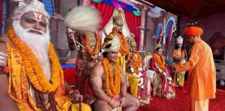 पुष्पक विमान से अयोध्या पहुंचे प्रभु श्रीराम, माता सीता और भइया लक्ष्मण, CM योगी ने किया भव्य स्वागत