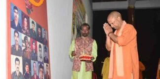 शहीदों की याद में रोशनी से नहाया गोरखनाथ मंदिर, सीएम योगी ने जलाया पहला दीया