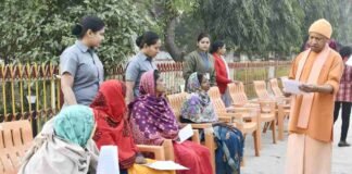 गोरखपुर: CM योगी ने सुनी फरियादियों की समस्याएं, अफसरों से कहा- जरूरतमंदों के आवास-इलाज का करें इंतजाम CM Yogi Adityanath