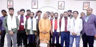 लखनऊ: CM योगी ने सिल्क्यारा सुरंग हादसे में बचाए गए UP के 8 मजदूरों से की मुलाकात, उत्तराखंड के मुख्यमंत्री का जताया आभार CM Yogi Adityanath eight laborers