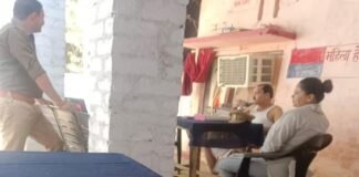 कानपुर: बनियान में ही जनसुनवाई कर रहे थे थाना प्रभारी, पास में बैठी थी महिला सिपाही, फोटो वायरल होने पर बड़ी कार्रवाई Kanpur Police Station incharge