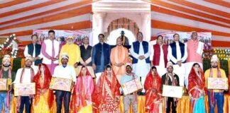 गोरखपुर: सामूहिक विवाह समारोह में शामिल हुए CM योगी, वैवाहिक बंधन में बंधे 1500 जोड़ों को दिया को दिया आशीर्वाद Gorakhpur CM Yogi Adityanath