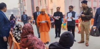 गोरखपुर: CM योगी ने जनता दर्शन में सुनी लोगों की समस्याएं, कहा- हर समस्या का होगा निवारण Gorakhpur CM Yogi Adityanath