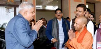 यूपी सीएम के मुरीद हुए उपराष्ट्रपति, कहा- राजनीतिज्ञ ही नहीं, दूरदृष्टा, धर्मवेत्ता और स्टेट्समैन हैं योगी आदित्यनाथ
