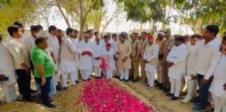 UP: सपा नेता धर्मेंद्र यादव ने माफिया मुख्तार अंसारी की कब्र पर चढ़ाया फूल, आवास पहुंचकर जताया शोक Dharmendra Yadav