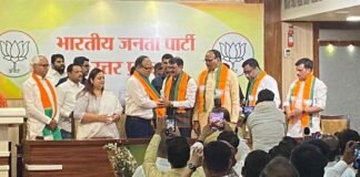 UP: पूर्व डीजीपी विजय कुमार पत्नी संग भाजपा में शामिल, डिप्टी सीएम ब्रजेश पाठक ने दिलाई सदस्यता Former DGP Vijay Kumar