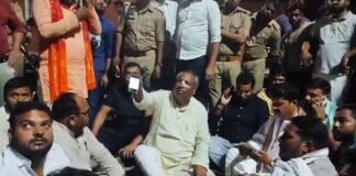 UP: योगी सरकार में मंत्री डॉ. संजय निषाद पर जानलेवा हमला, पट्टी कराकर धरने पर बैठे, समाजवादी पार्टी पर लगाया आरोप Dr. Sanjay Nishad