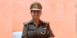 UP: दुष्कर्म पीड़िता के पैरों में गिरकर माफी मांगने लगी महिला इंस्पेक्टर, बोली- मेरा सारा बुढ़ापा खराब हो गया budaun