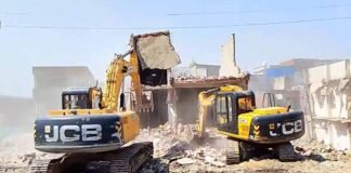 लखनऊ: अकबरनगर में 1100 घरों पर जारी बुलडोजर कार्रवाई, सामान शिफ्ट करने के मुफ्त गाड़ियों की व्यवस्था, PAC-RAF की 8 कंपनी तैनात Akbarnagar