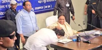 UP: मायावती ने आकाश आनंद को फिर बनाया अपना ‘उत्तराधिकारी’, भतीजे ने पैर छूकर लिया आशीर्वाद Mayawati