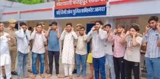 आगरा: मुहर्रम जुलूस में ‘फिलिस्तीन जिंदाबाद’ के नारे लगाने वालों ने थाने में कान पकड़कर मांगी माफी Agra