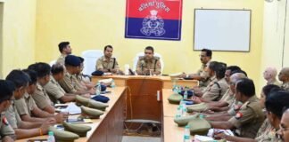 ‘पैसे लेते शर्म नहीं आती, मैं किसी को छोड़ने वाला नहीं’, बलिया में DIG ने एसपी व आला अफसरों की लगाई क्लास Ballia