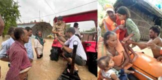 UP: पीलीभीत में बाढ़ में फंसे 7 लोगों को किया गया एयरलिफ्ट, मवेशियों को भी बचाया गया