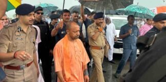 Hathras Stampede: एक्शन में सीएम योगी, ग्राउंड ज़ीरो पर पहुंच खुद संभाला मोर्चा