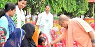 सीएम योगी ने जनता दर्शन में सुनीं 200 लोगों की समस्याएं, कहा- संवेदनशीलता व शीघ्रता से करें जन समस्याओं का निस्तारण