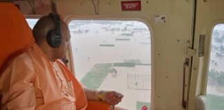 सीएम योगी ने बाढ़ प्रभावित श्रावस्ती और बलरामपुर का किया हवाई सर्वे, वितरित की राहत सामग्री