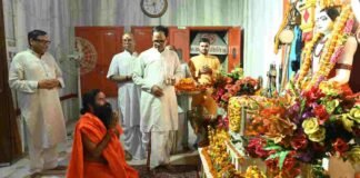 योगगुरु स्वामी रामदेव ने गोरखनाथ मंदिर में की पूजा-अर्चना, ब्रह्मलीन महंत अवेद्यनाथ की समाधि पर टेका मत्था
