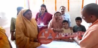 योगी ने कुशीनगर में बाढ़ प्रभावित क्षेत्रों का किया दौरा, कहा- आपदा में एक-एक नागरिक की सहायता के लिए 24 घंटे डटी है डबल इंजन सरकार