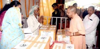 बाढ़ से टूटे अरमान तो योगी सरकार ने दिया रोटी, कपड़ा और मकान