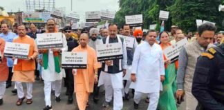 सीएम योगी के नेतृत्व में निकली विभाजन विभीषिका स्मृति मौन पदयात्रा
