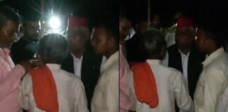 अयोध्या: रेप पीड़िता से मिलने पहुंचे सपा सांसद अवधेश प्रसाद उल्टे पांव लौटे, परिजनों ने पूछा- अंधेरे में क्यों आए Awadhesh Prasad