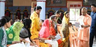 जनता दर्शन में सीएम योगी ने सुनीं 300 लोगों की समस्या, कहा- बिना चिंता कराइए इलाज, पैसा देगी सरकार