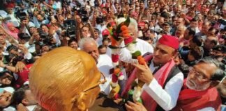 JPNIC Controversy: PDA रथ पर लाई गई जय प्रकाश नारायण की प्रतिमा, अखिलेश यादव ने आवास के बाहर किया माल्यार्पण JPNIC Controversy