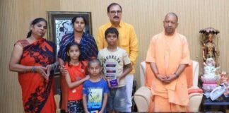 लखनऊ: मोहित पांडेय के परिवार से मिले सीएम योगी, 10 लाख की आर्थिक मदद व बच्चों की शिक्षा की फ्री व्यवस्था Mohit Pandey