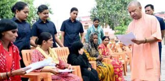 सीएम योगी ने जनता दर्शन में सुनीं 300 लोगों की समस्याएं, कहा- जन कल्याण के कार्यों को सदैव प्राथमिकता दें अधिकारी