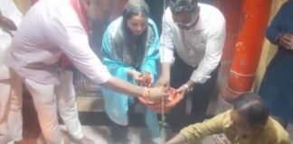 VIDEO: कानपुर में सपा प्रत्याशी नसीम सोलंकी ने शिवलिंग की पूजा कर मनाई दिवाली, पति की रिहाई और जीत की कामना की Naseem Solanki