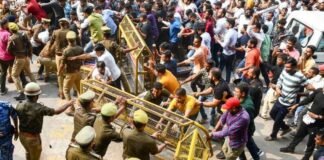 प्रयागराज में हंगामा: प्रदर्शनकारी छात्रों ने तोड़ी बैरिकेडिंग, पुलिस से तीखी झड़प, आयोग के गेट तक पहुंचने की कोशिश Prayagraj