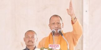 अलीगढ़ में सपा व पाकिस्तान पर बरसे CM योगी, बोले- कराची या इस्लामाबाद में नहीं, अलीगढ़ में पड़ी थी देश विभाजन की नींव CM Yogi Adityanath